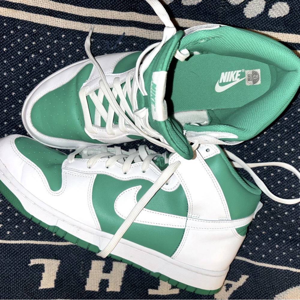 Men’s Nike dunks size 12 ! 💚